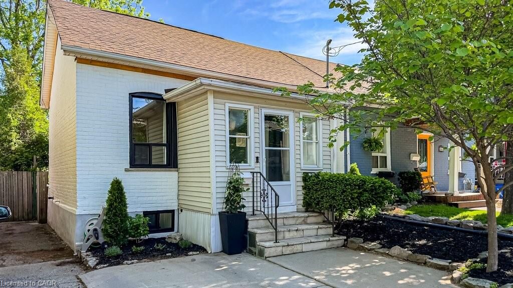 Property Photo:  163 Ferrie Street E  ON L8L 3T4 