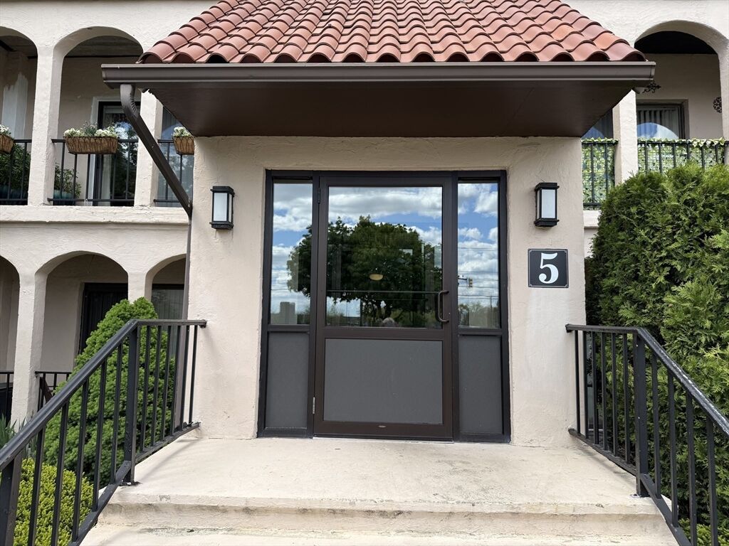 Property Photo: 685 Oak 5-10 MA 02301