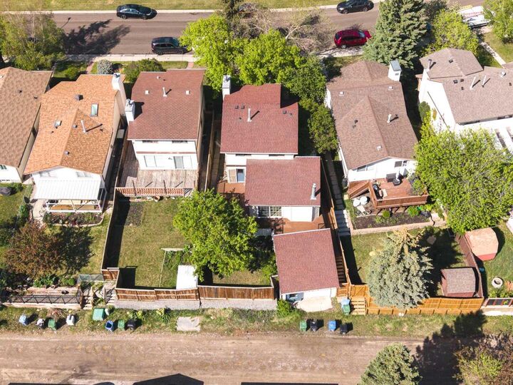 Property Photo:  200 Edgedale Way NW  AB T3A 2P9 