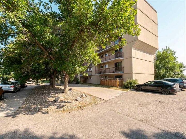 Property Photo: 5 Berkeley Place W 619 AB T1L 5M9