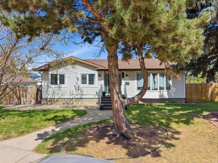 Property Photo:  124 Martin Close  AB T4R 1R8 