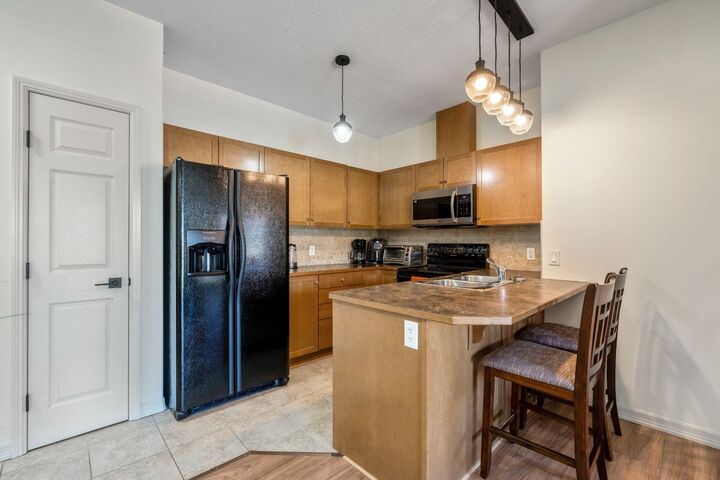 Property Photo:  92 Crystal Shores Road 1402  AB T1S 2M8 