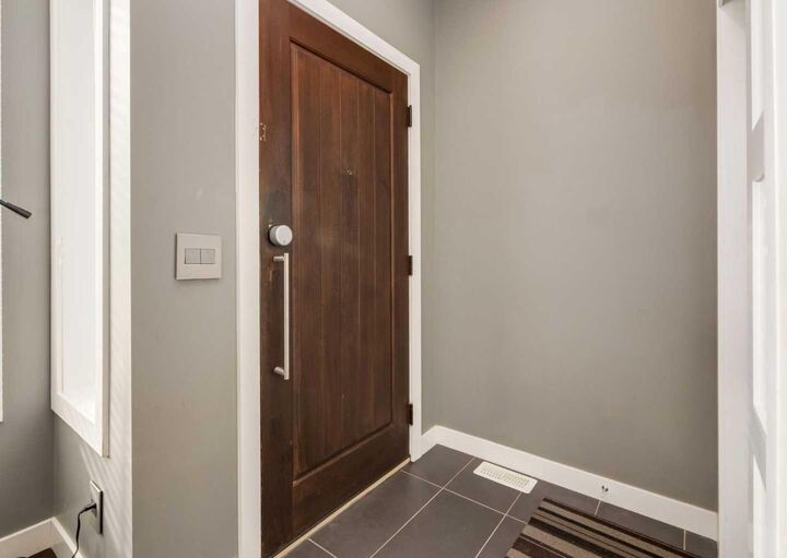 Property Photo:  1938 33 Street SW 1  AB T3E 2S5 