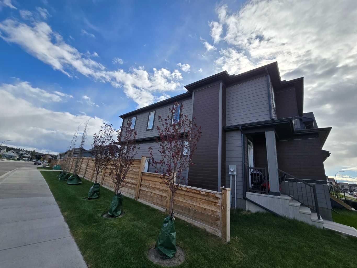 Property Photo:  431 Rowmont Boulevard NW  AB T3L 0L3 