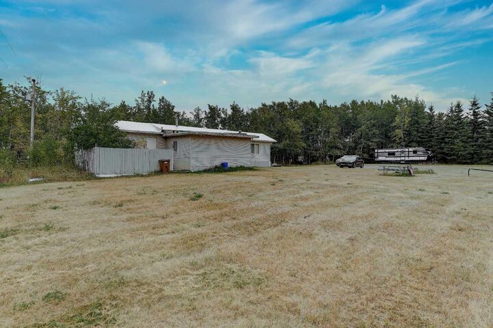 Property Photo:  53054 Township Road 712 5  AB T8X 4A1 