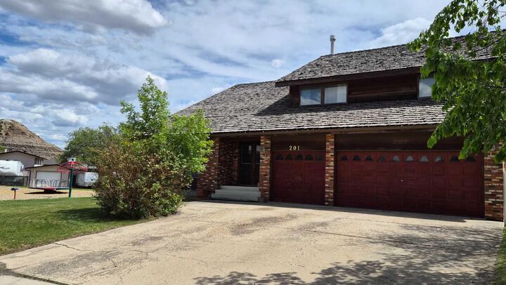 Property Photo:  201 Huntington Park  AB T0J 0Y6 