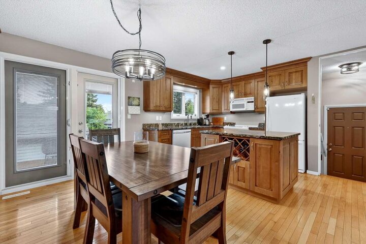 Property Photo:  10640 Oakmoor Way SW  AB T2W 2H8 