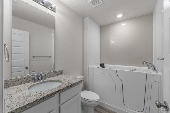 Property Photo: 10108 Oak Haven Rd FL 32526
