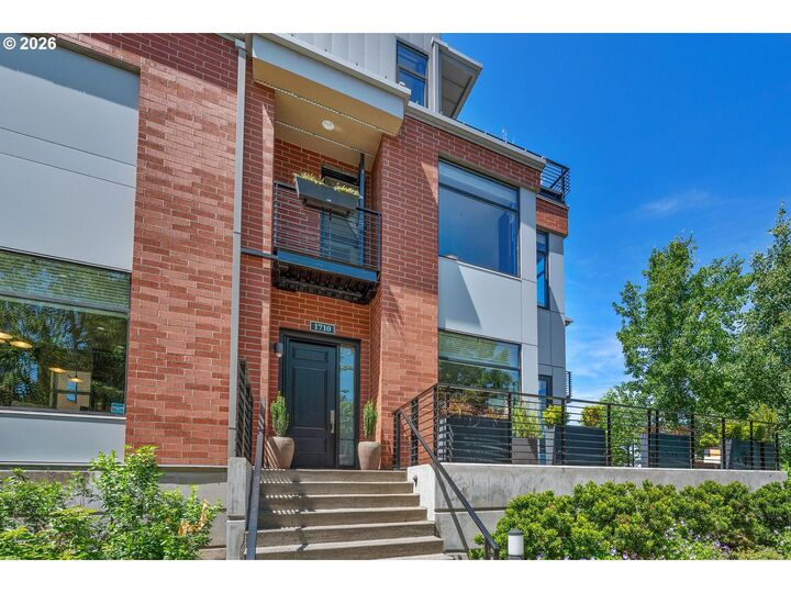 Property Photo:  1710 NW Riverscape St  OR 97209 