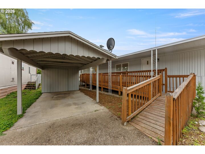 Property Photo:  570 N 10th Ave 6  OR 97113 