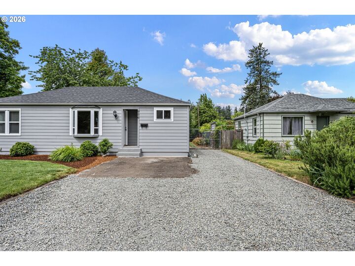 Property Photo:  956 1st St  OR 97477 
