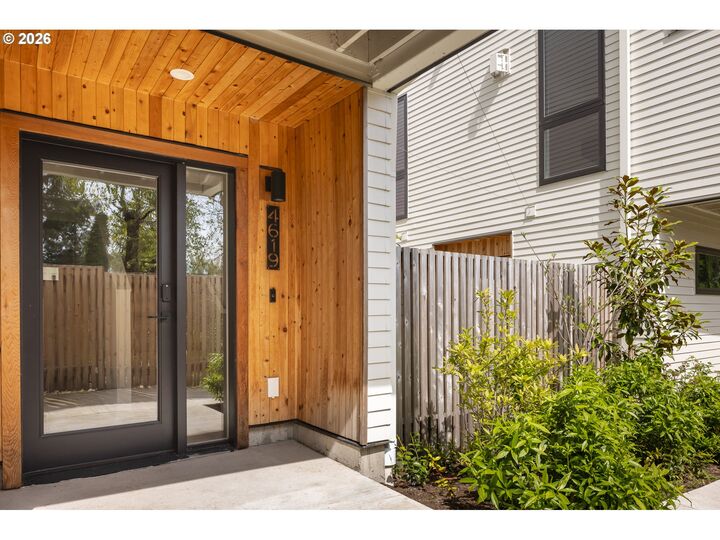 Property Photo:  4619 N Campbell Ave 8  OR 97217 
