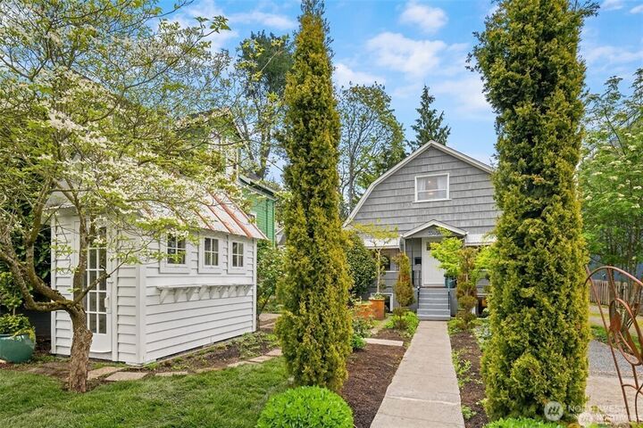 Property Photo:  5548  27th Avenue NE A  WA 98105 