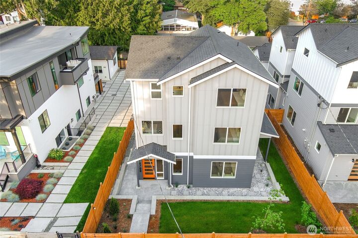 Property Photo:  10708  Linden Avenue N  WA 98133 
