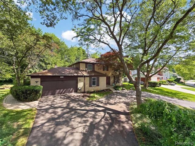 Property Photo: 34262 Commons Drive MI 48331