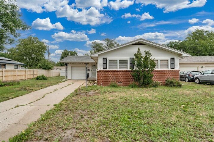 Property Photo: 1410 W Dallas St KS 67217-2314