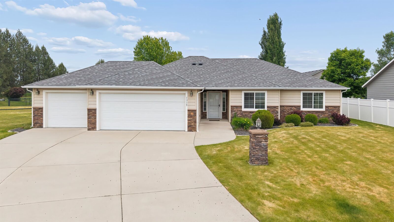 Property Photo:  1315 E Cascade Ct  WA 99006 