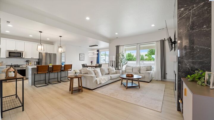 Property Photo:  1661 Livorno Ave  WA 99352 