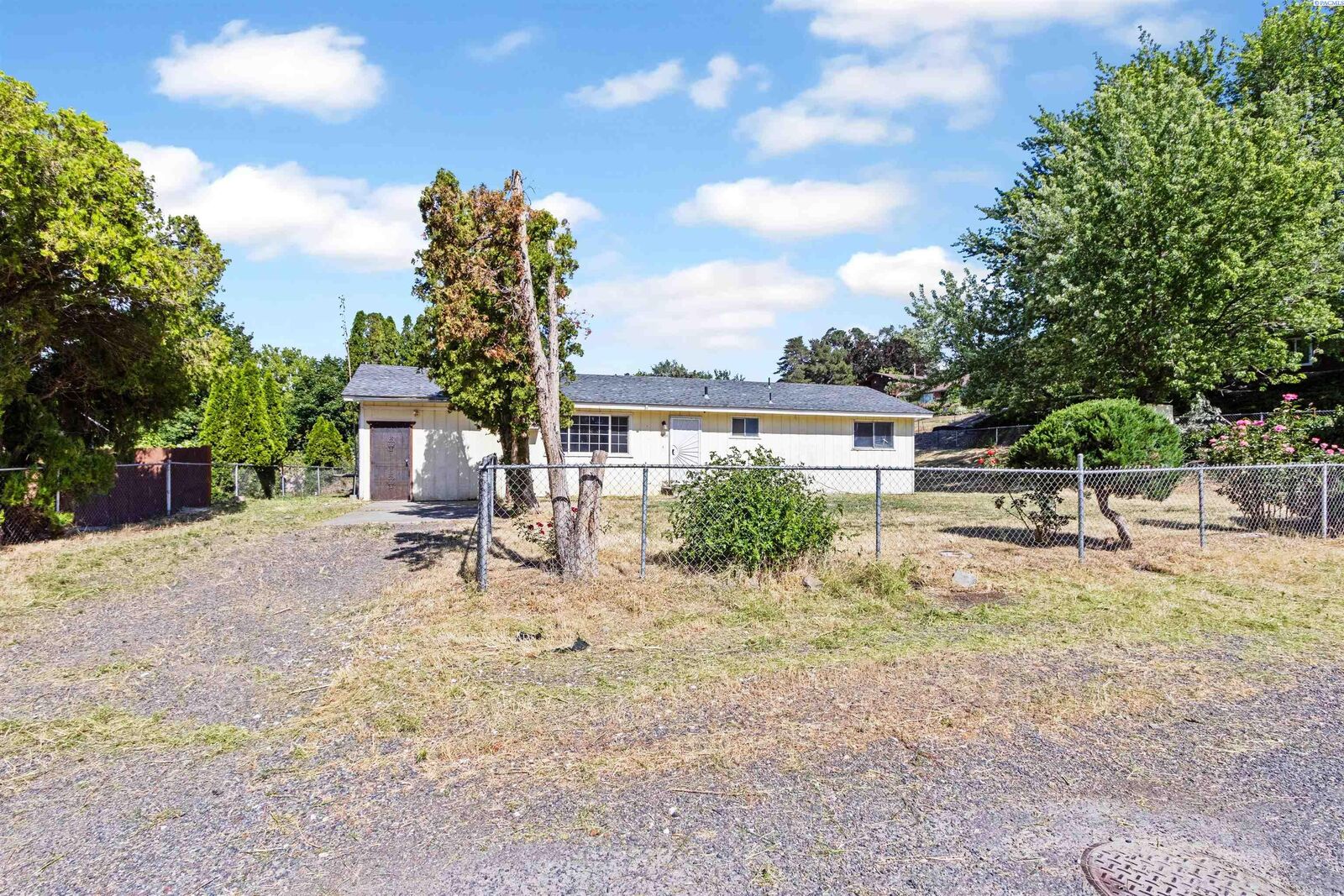 Property Photo: 1034 Gum St WA 99350