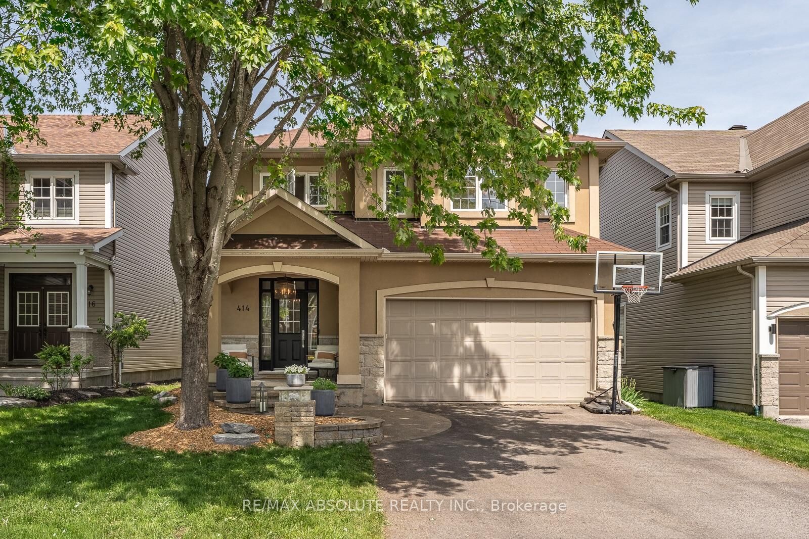 Property Photo: 414 Landswood Way ON K2S 0A3
