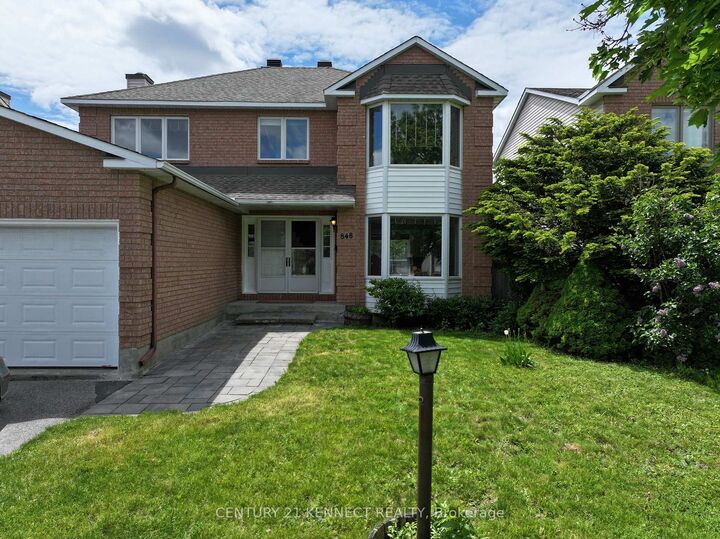 Property Photo: 848 Fairlawn Avenue ON K2A 4C2