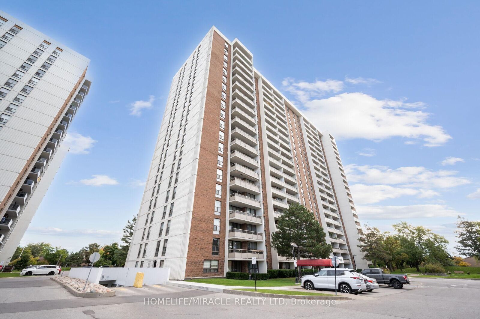 Property Photo: 4 Kings Cross Road 1511 ON L6T 3X8