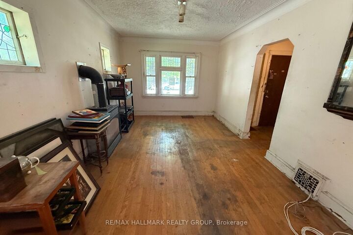 Property Photo: 142 Clarendon Avenue ON K1Y 0R5