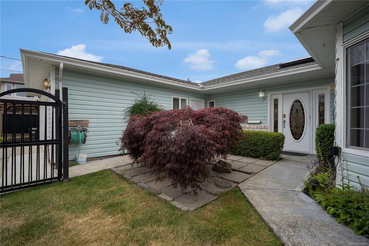 Property Photo:  8008 Glenhurst Dr N  BC V0R 1R0 