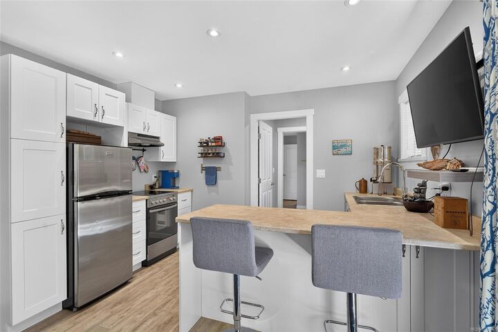 Property Photo: 375 Temple St BC V9P 1C9