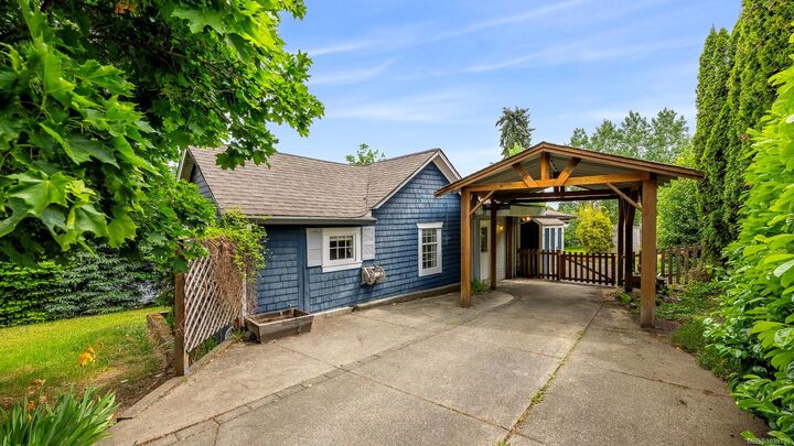 Property Photo:  3351 Crescent St  BC V0R 1S0 