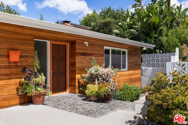 Property Photo:  1241 Corona Dr  CA 91205 