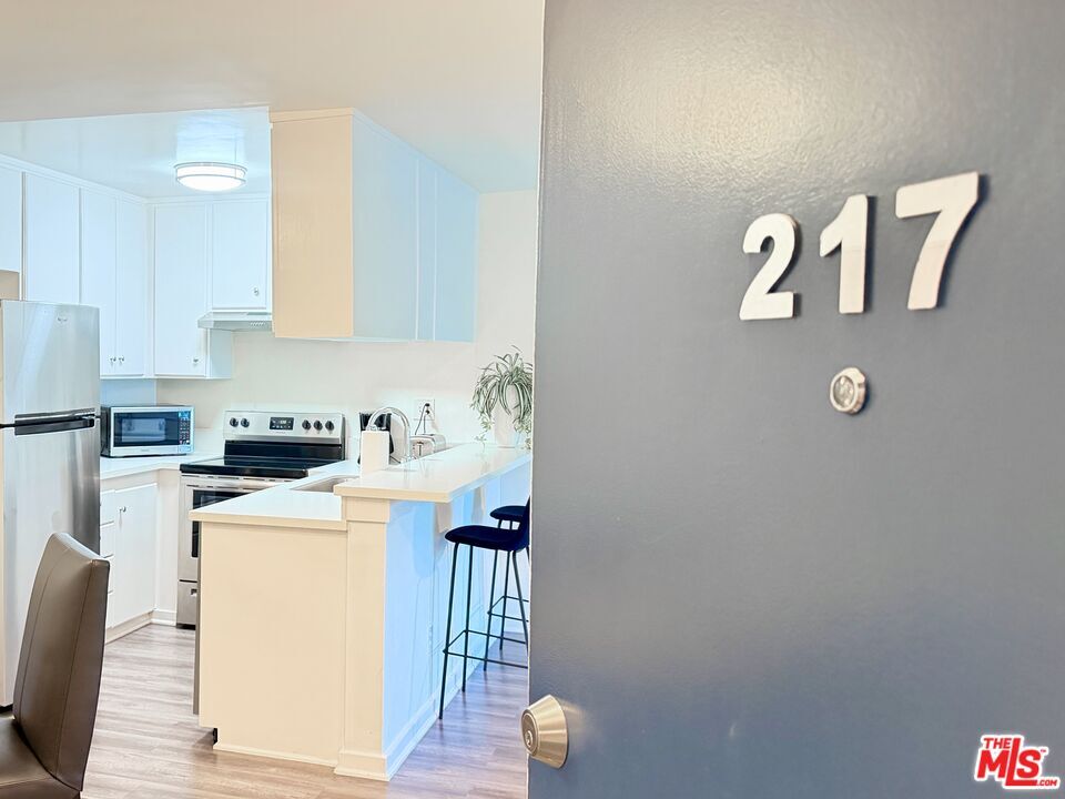 Property Photo: 5805 W 8th St, Unit 217 CA 90036