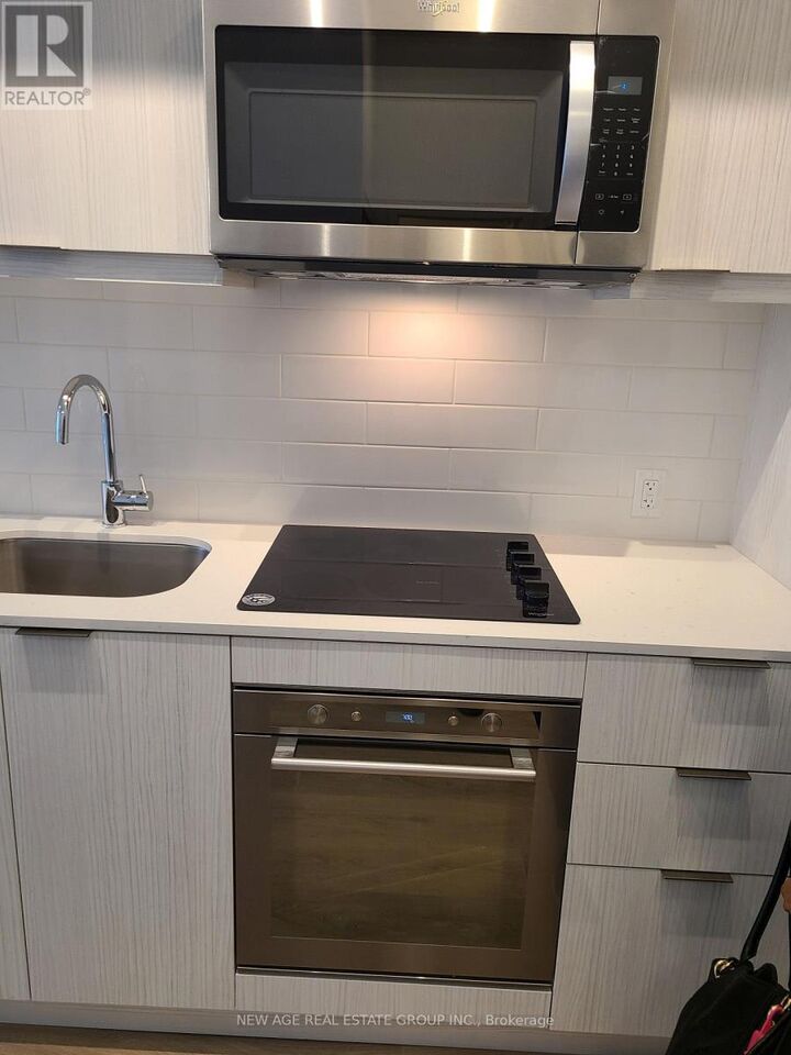 Property Photo: 38 Forest Manor Road 209 ON M2J 1M1