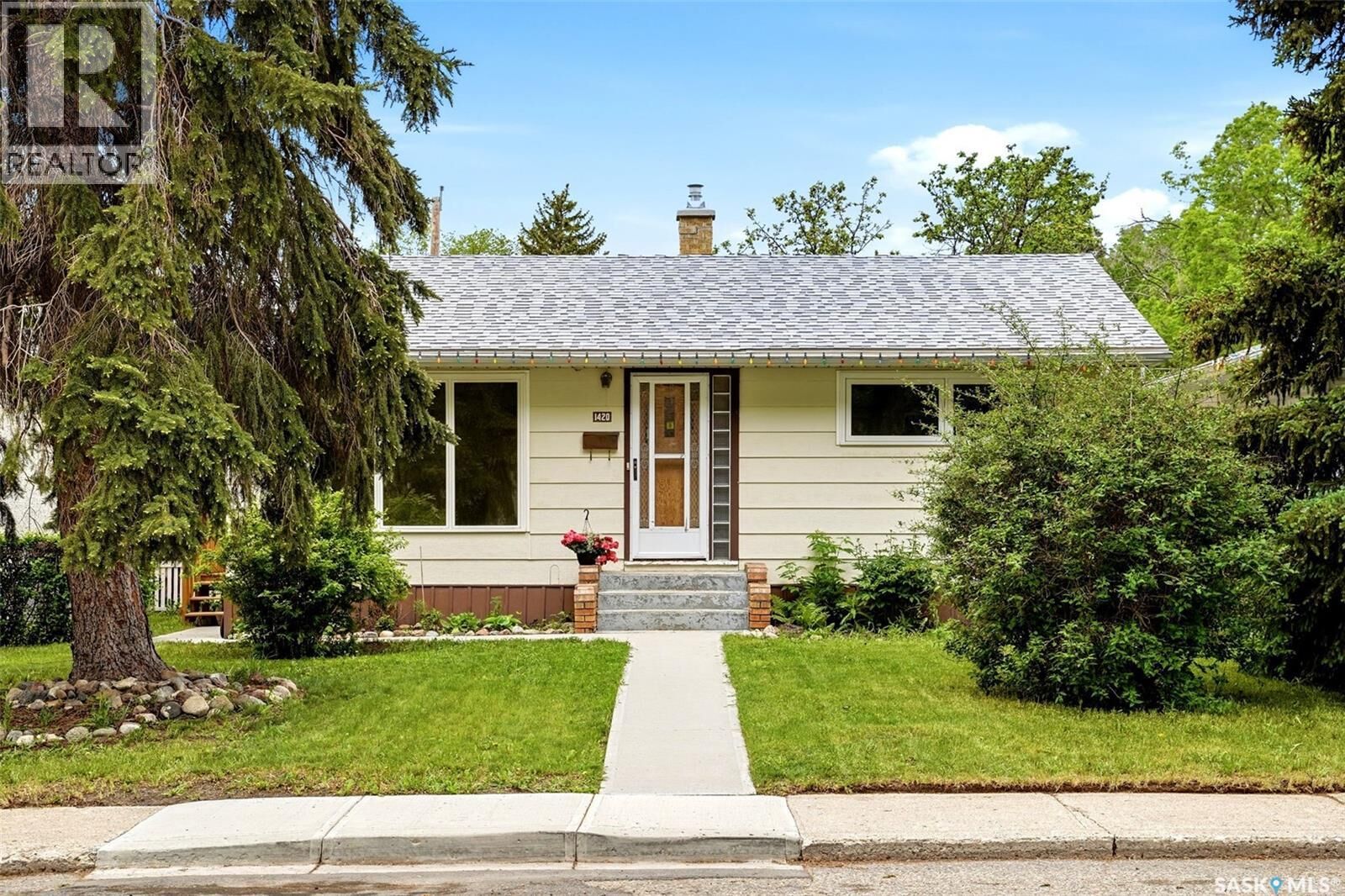 Property Photo:  1420 Aberdeen Street  SK S4T 5K4 