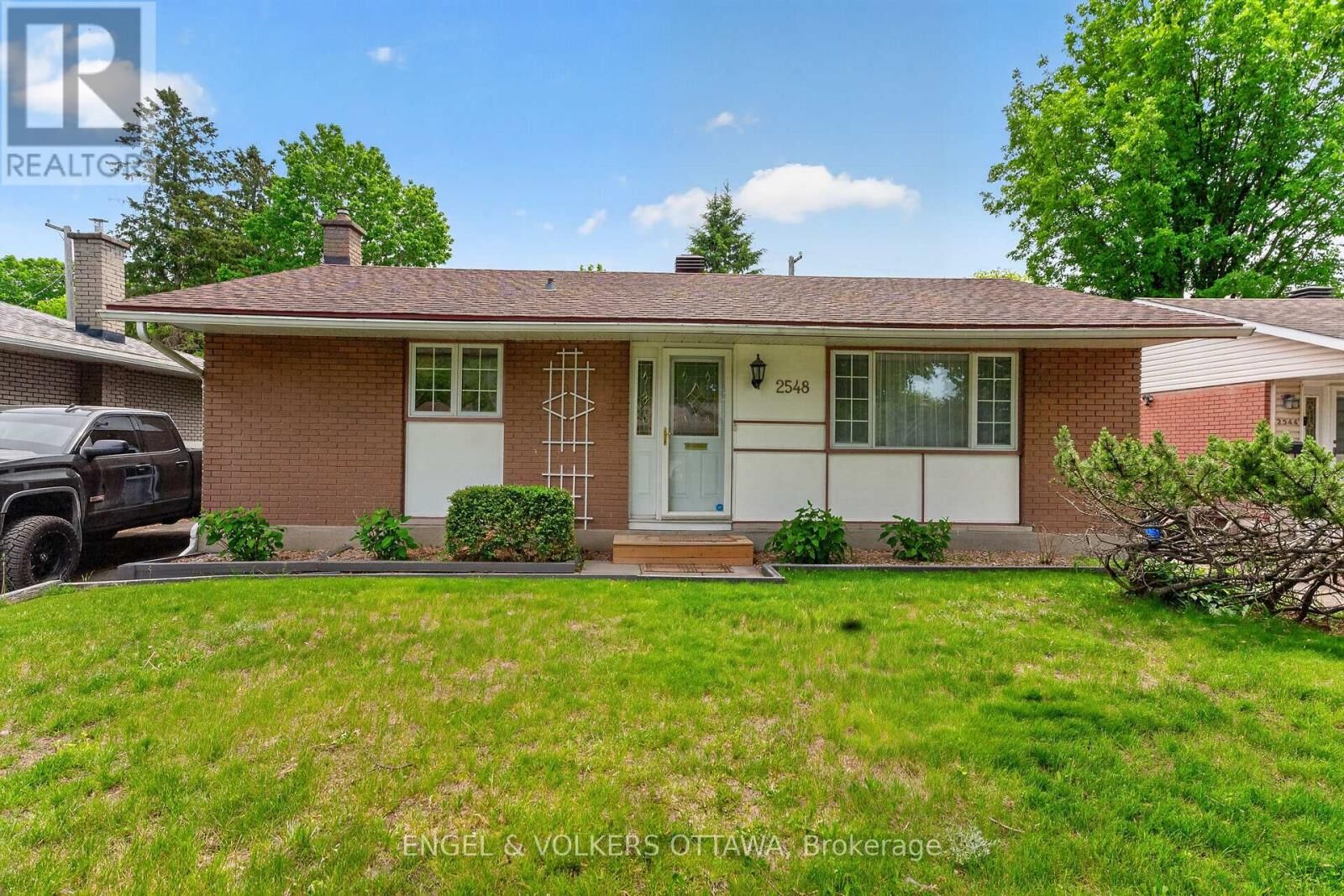 Property Photo:  2548 Hanlon Avenue  ON K2B 7X4 