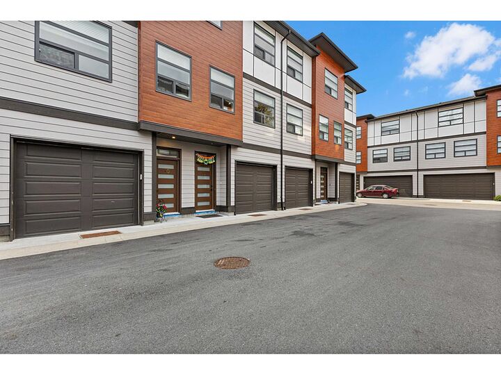Property Photo:  32970 Tunbridge Avenue 11  BC V2V 0J9 