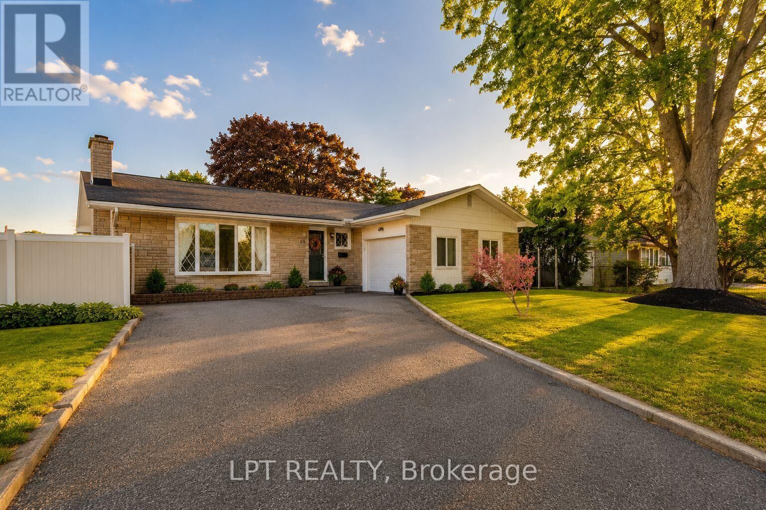 Property Photo:  39 Hadley Circle  ON K2H 6P1 