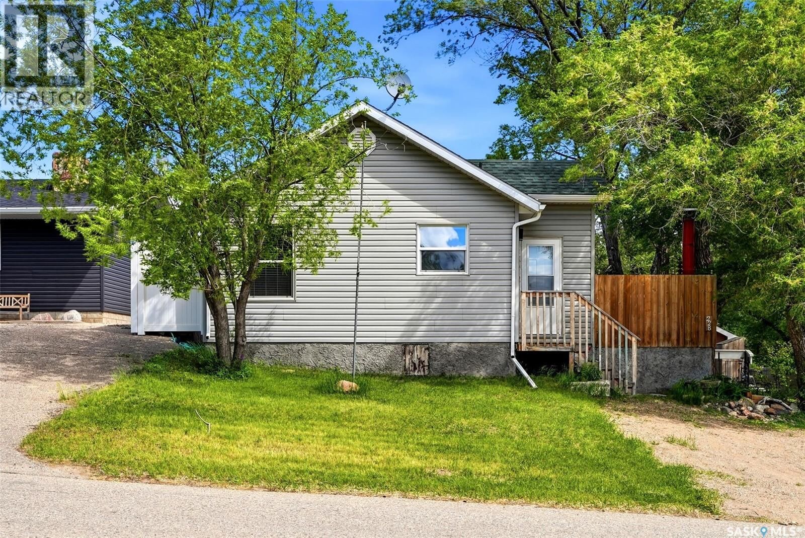 Property Photo:  228 Nicoll Avenue  SK S0G 4C0 