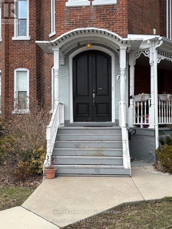 Property Photo:  116 King Street 5  ON K8V 3W3 