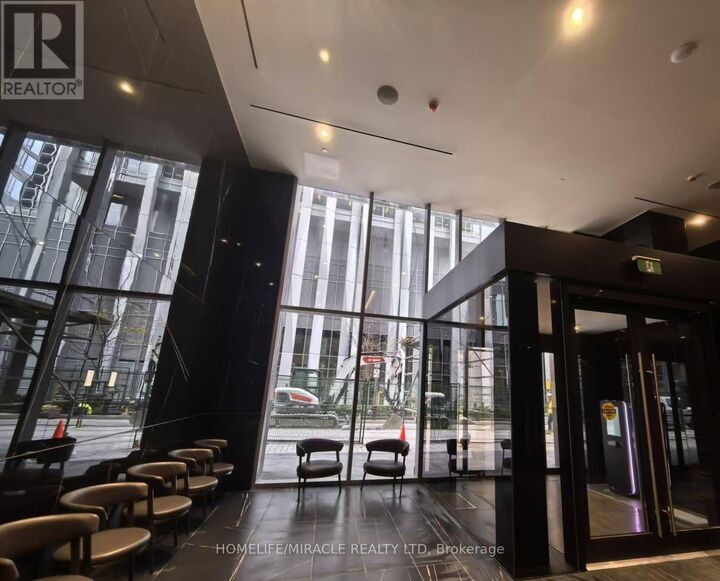 Property Photo:  11 Yorkville Avenue 2201  ON M4W 1L2 
