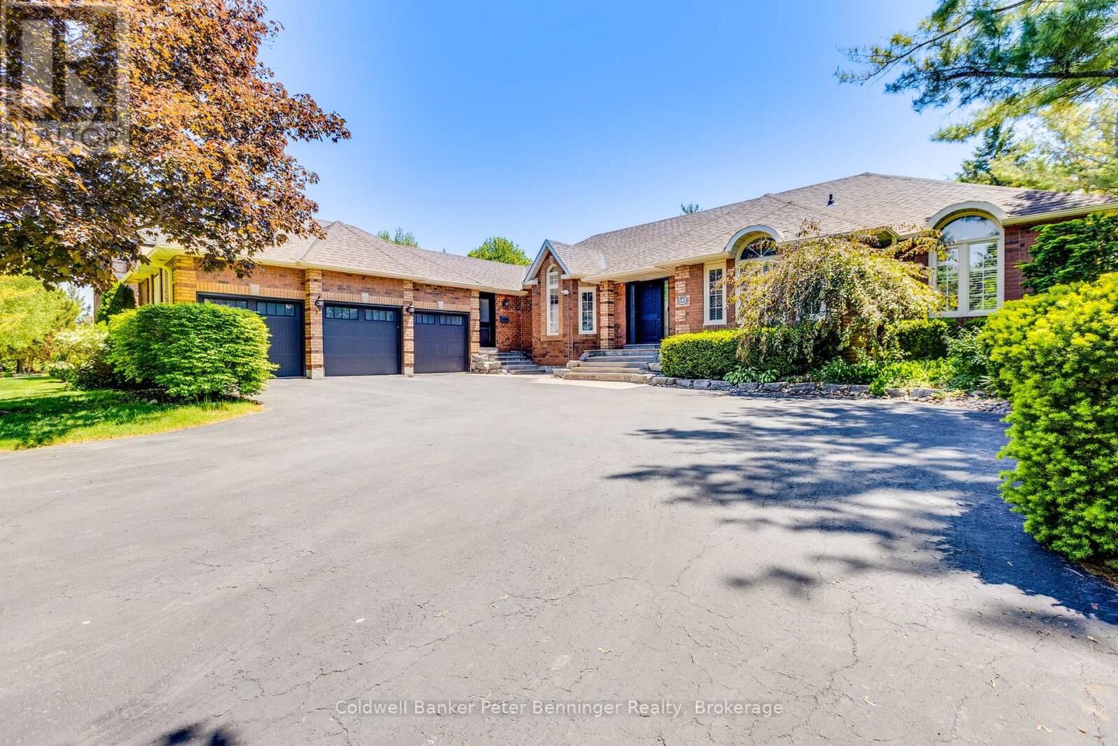 Property Photo: 152 Treegrove Circle ON L4G 6M1
