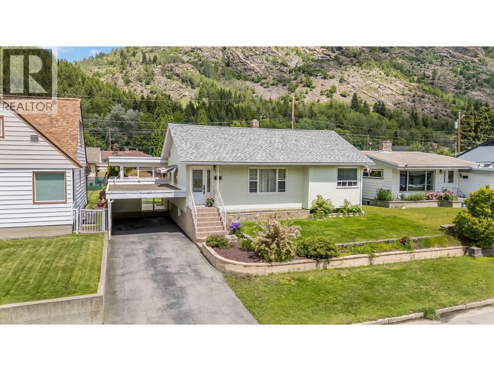 Property Photo: 3311 Dahlia Crescent BC V1R 2Y1