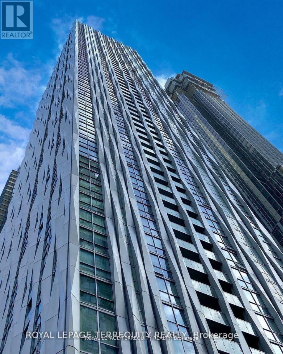 Property Photo: 1 Yorkville Avenue 4202 ON M4W 0B1