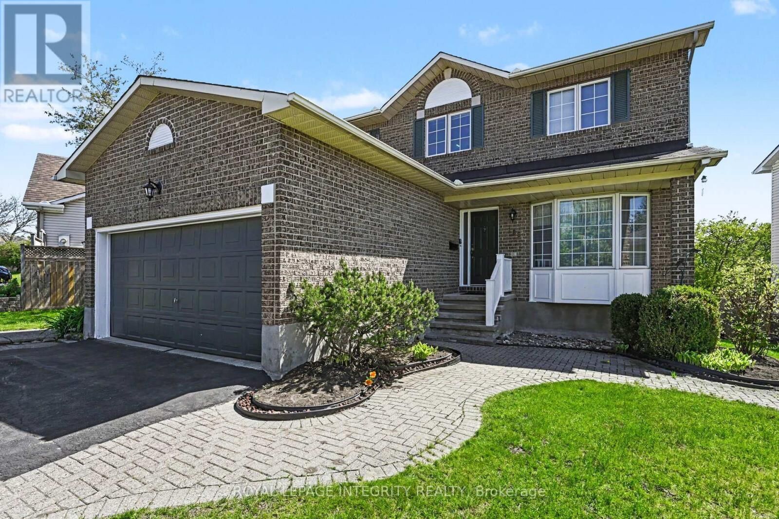 Property Photo:  168 Springwater Drive South  ON K2M 2A1 