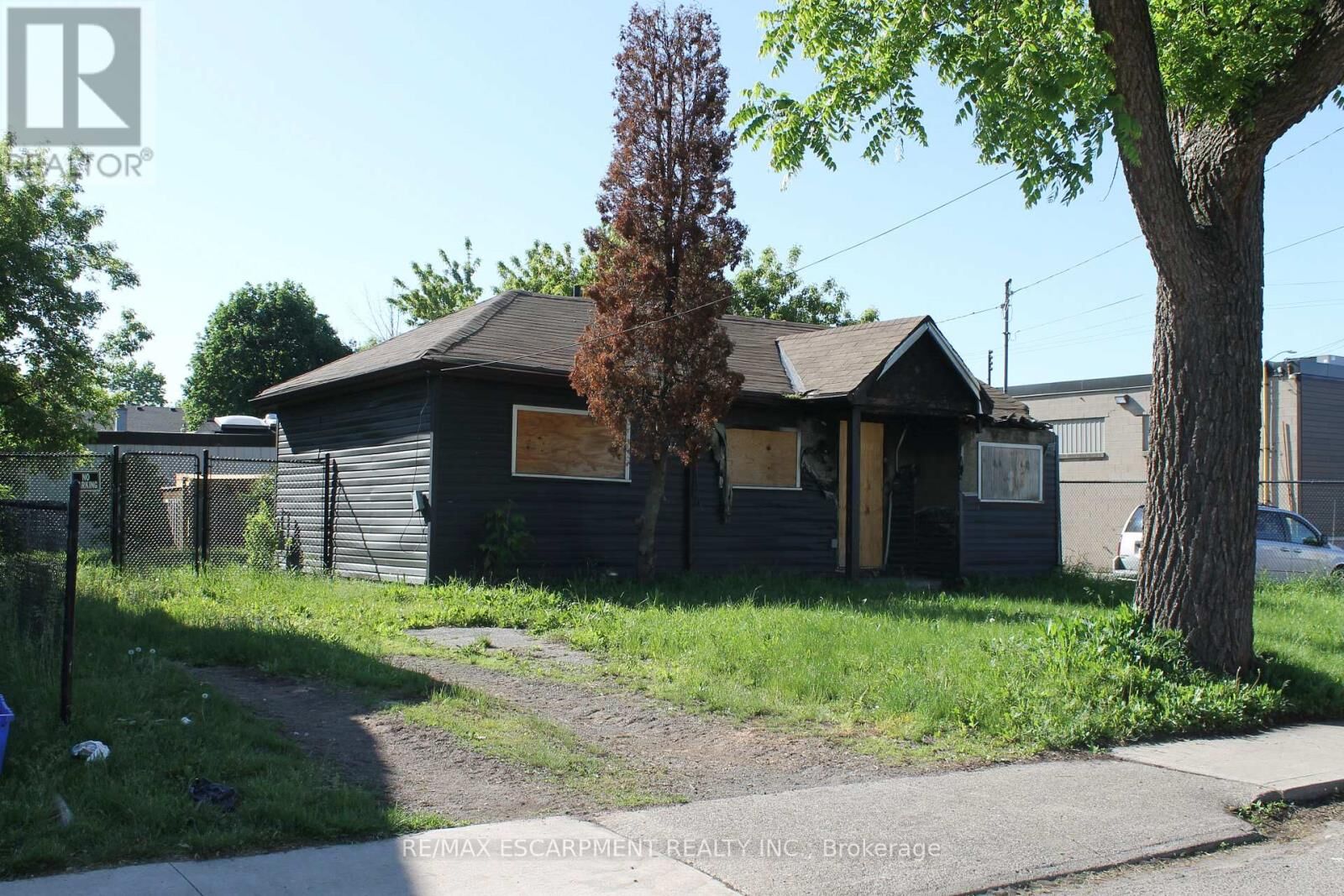 Property Photo:  127 Robins Avenue  ON L8H 4N5 