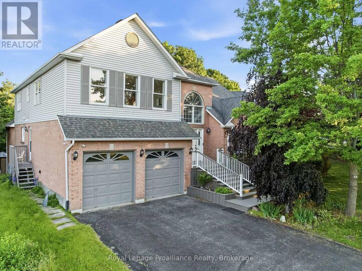 Property Photo:  11 Gibson Place  ON L1A 4G8 