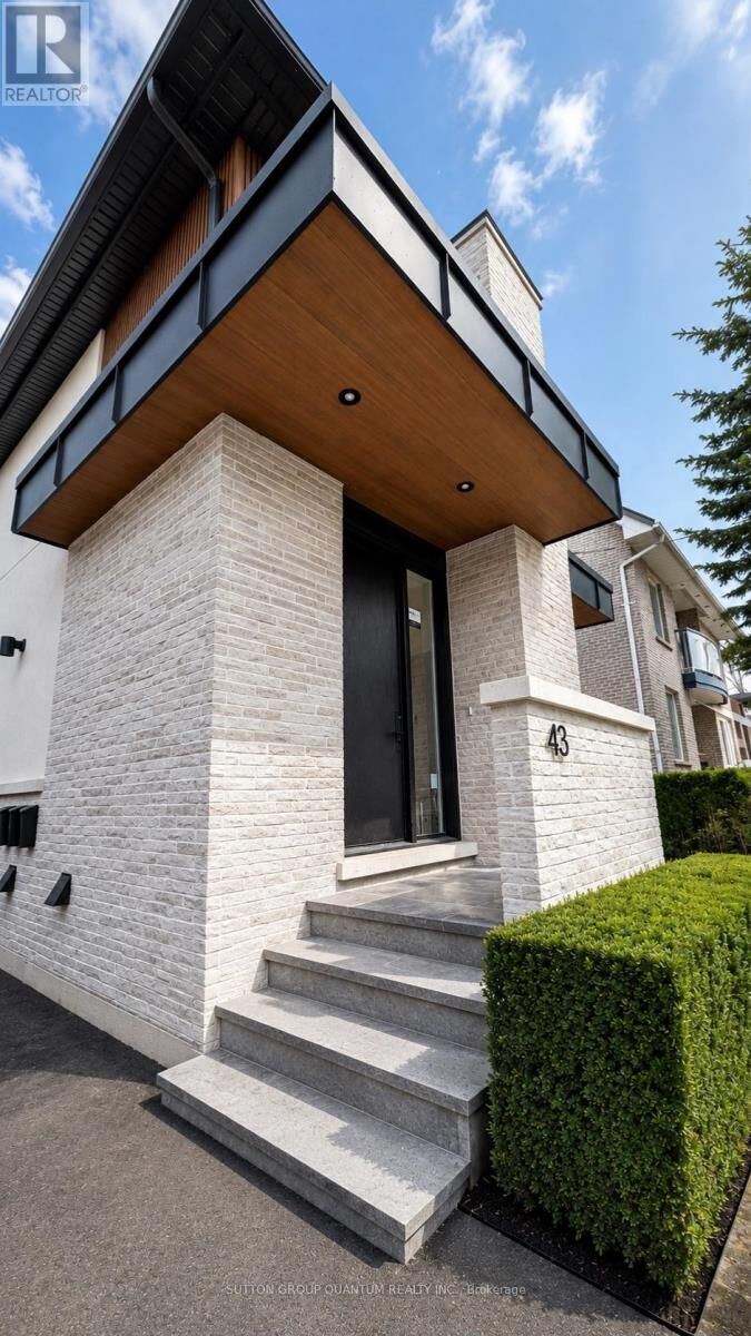 Property Photo:  43 Elmwood Avenue North #1  ON L5G 3K1 