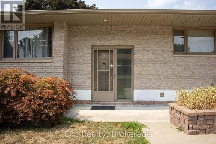 Property Photo:  290 Front Street North  ON K0L 1L0 