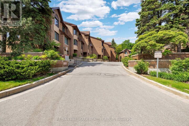 Property Photo: 12 Summershade Private 40 ON K1Y 4R2
