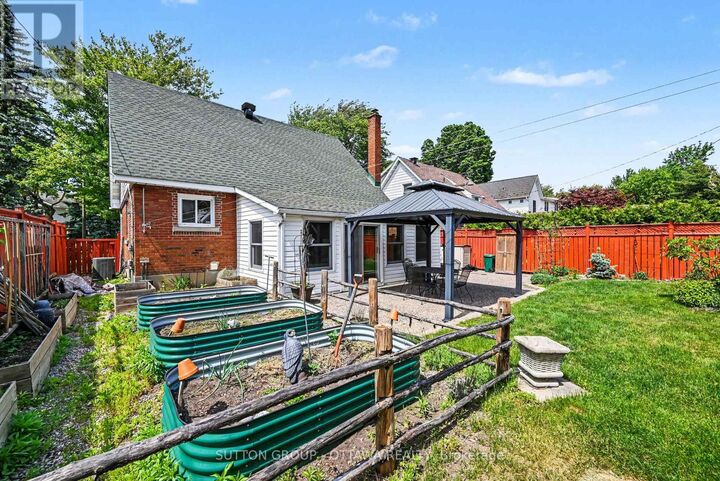 Property Photo:  1156 Emperor Avenue West  ON K1Z 8C2 